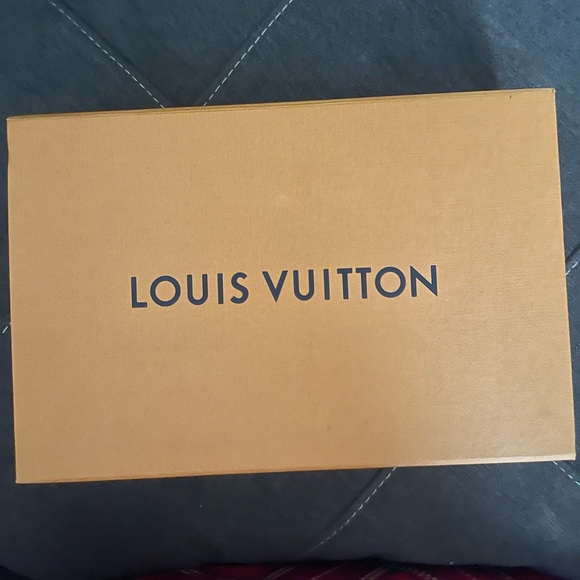 Louis Vuitton Outdoor Slingbag - Picture 6 of 10